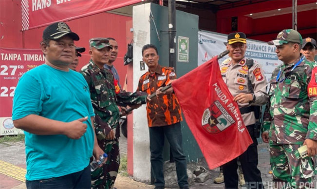 Bukan Cuma Preman, Polisi juga Tertibkan Bendera dan Spanduk Ormas yang Dipasang Secara Liar